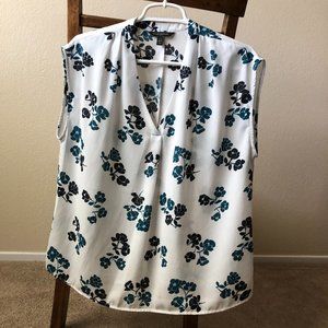 Banana Republic White with Blue Flowers V-Neck Shell - Size Petite Medium (PM)